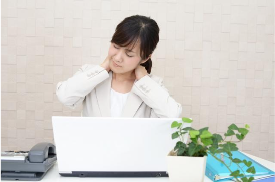 首こりの辛い症状で仕事に支障が出て悩む女性