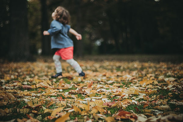 公園で走る子供